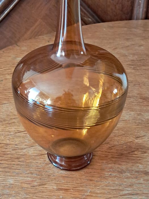 Śliczny szklany flakonik