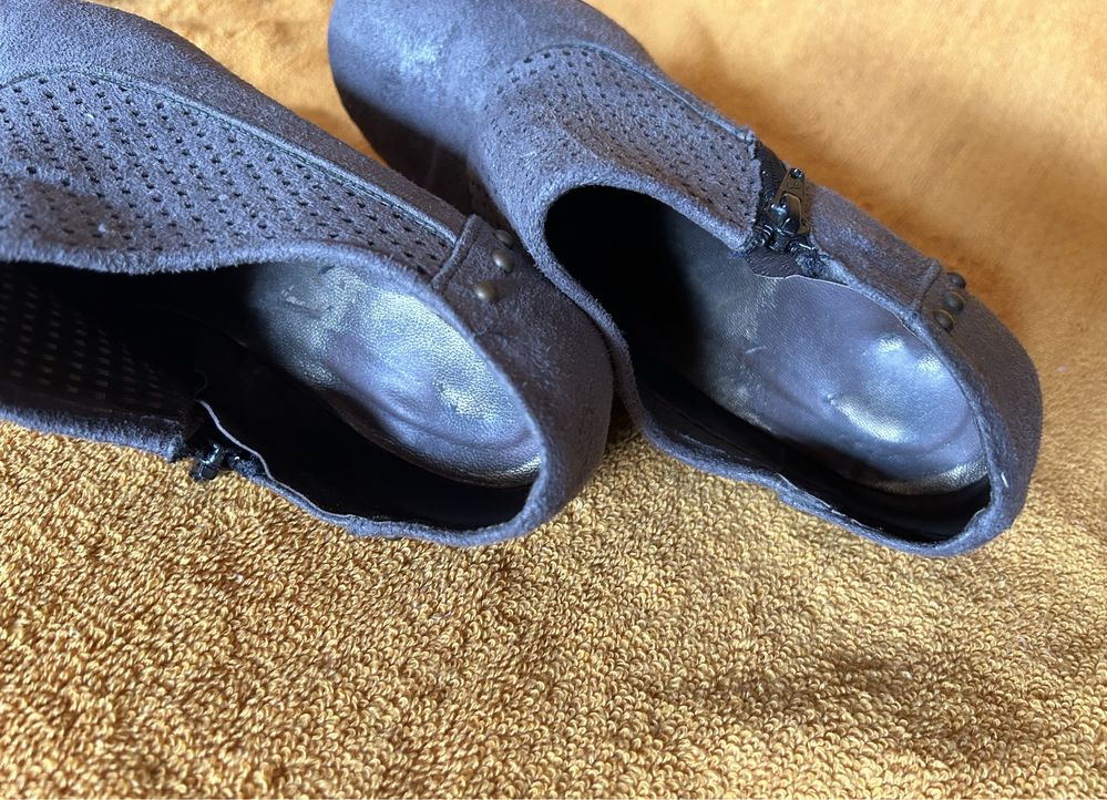 Botins cinza em camurça.
