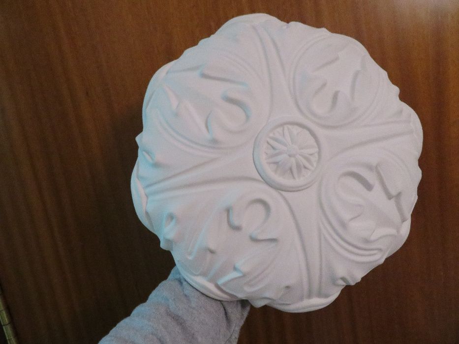 Vários candeeiros de tecto, a maior parte são de gesso