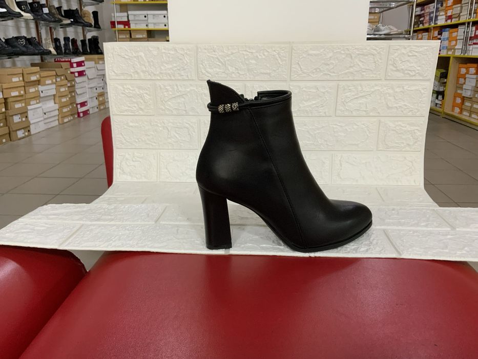 Женские демисезонные осенние ботинки на каблуке