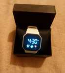 Zegarek elektroniczny ala smartwatch.