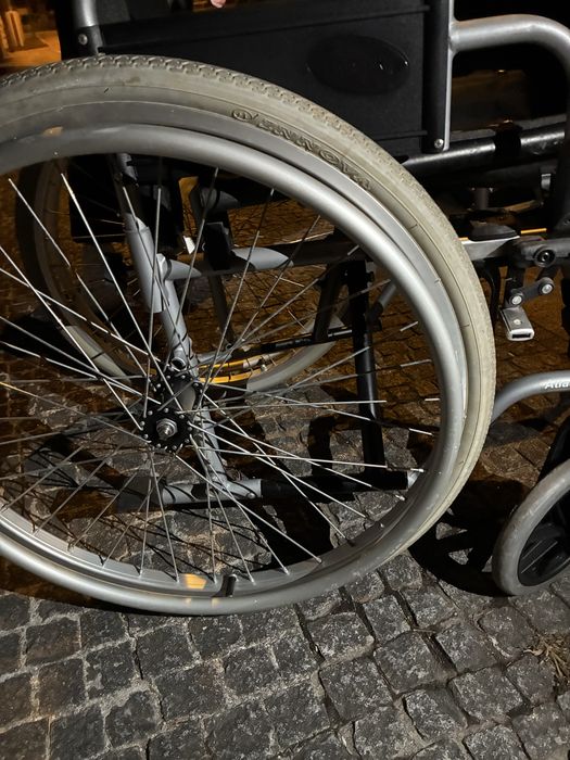 Cadeira de rodas Invacare pouco usada