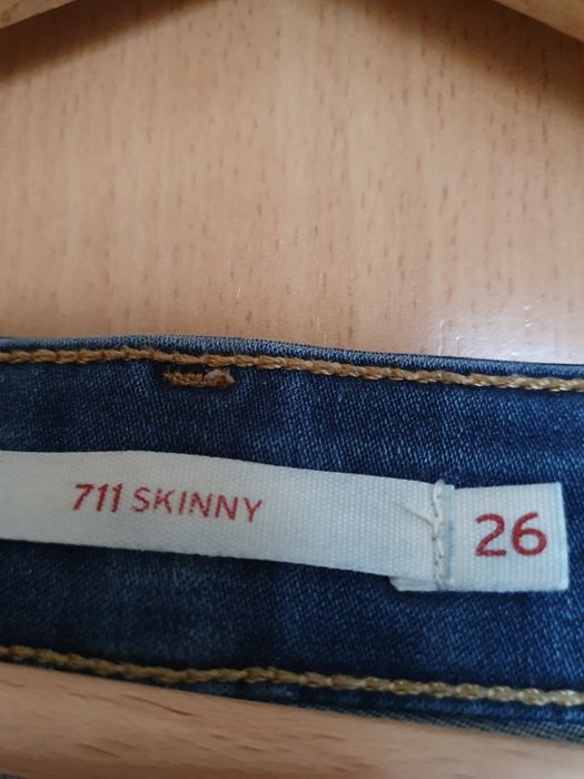 Granatowe jeansy damskie 711 skinny Levi's 26/30