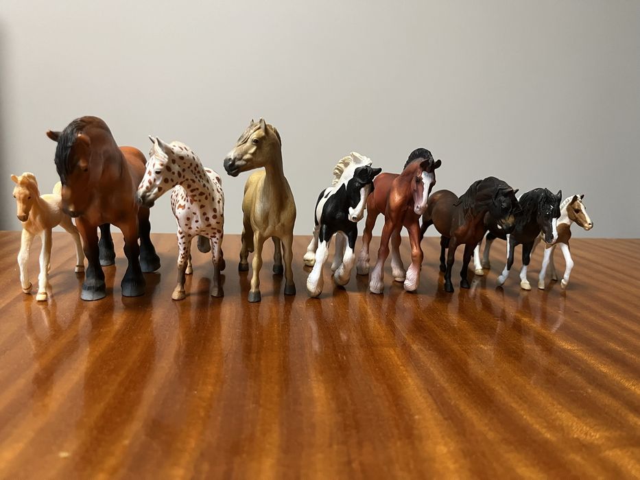 OPIS/ Figurki koni collecta