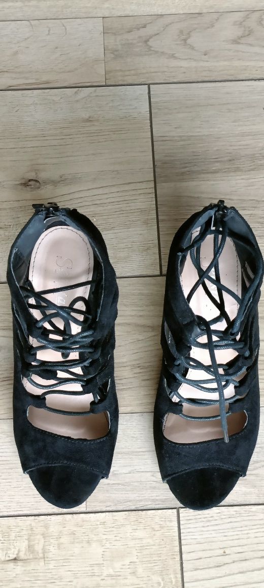 Sandały czarne wiązane na szpilce rozmiar 36