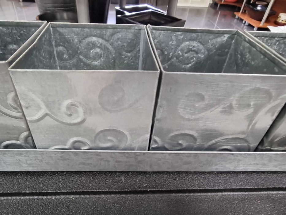 donice osłonki metalowe ogrodowe doniczki kwiaty kwietniki metalowa