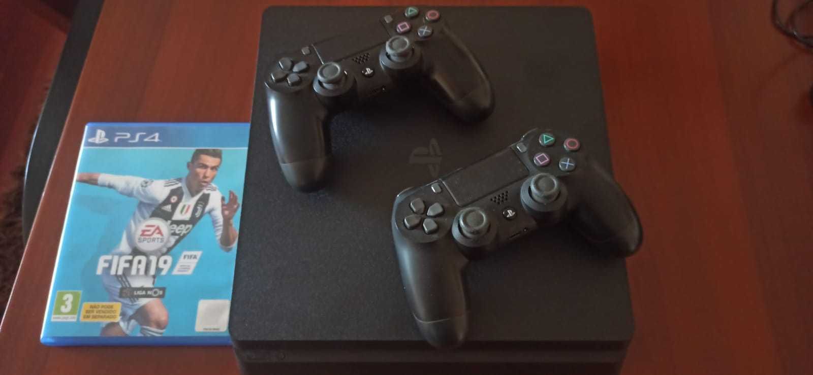 PS4 1TB usada com dois Comandos