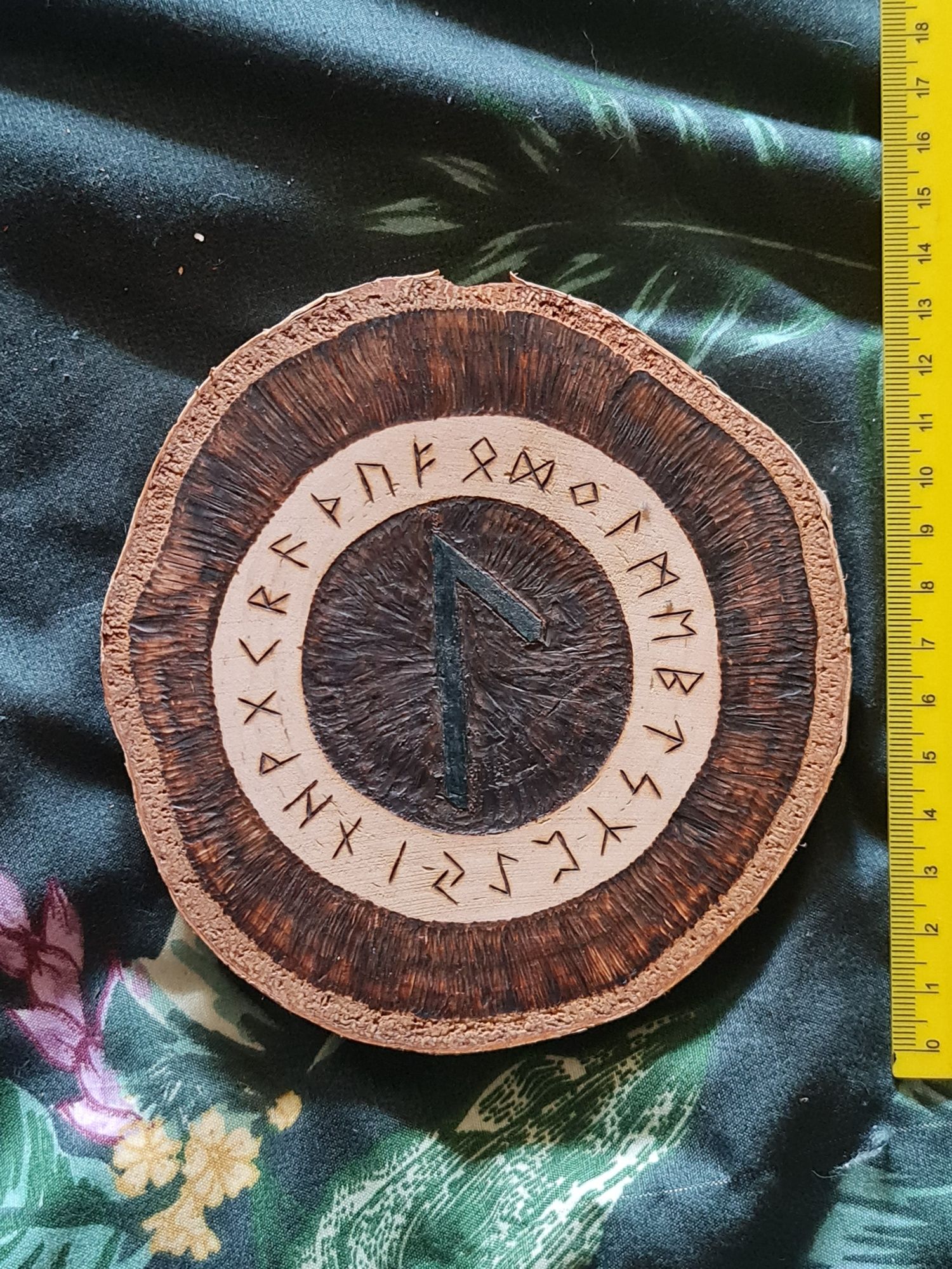 Rękodzieło - pirografia - runa Lauguz - Futhark