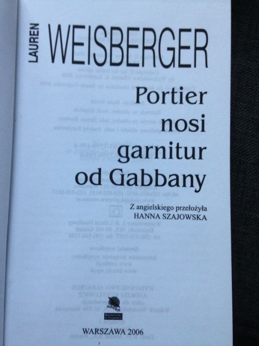 Portier nosi garnitur od Gabbany - Lauren Weisberger