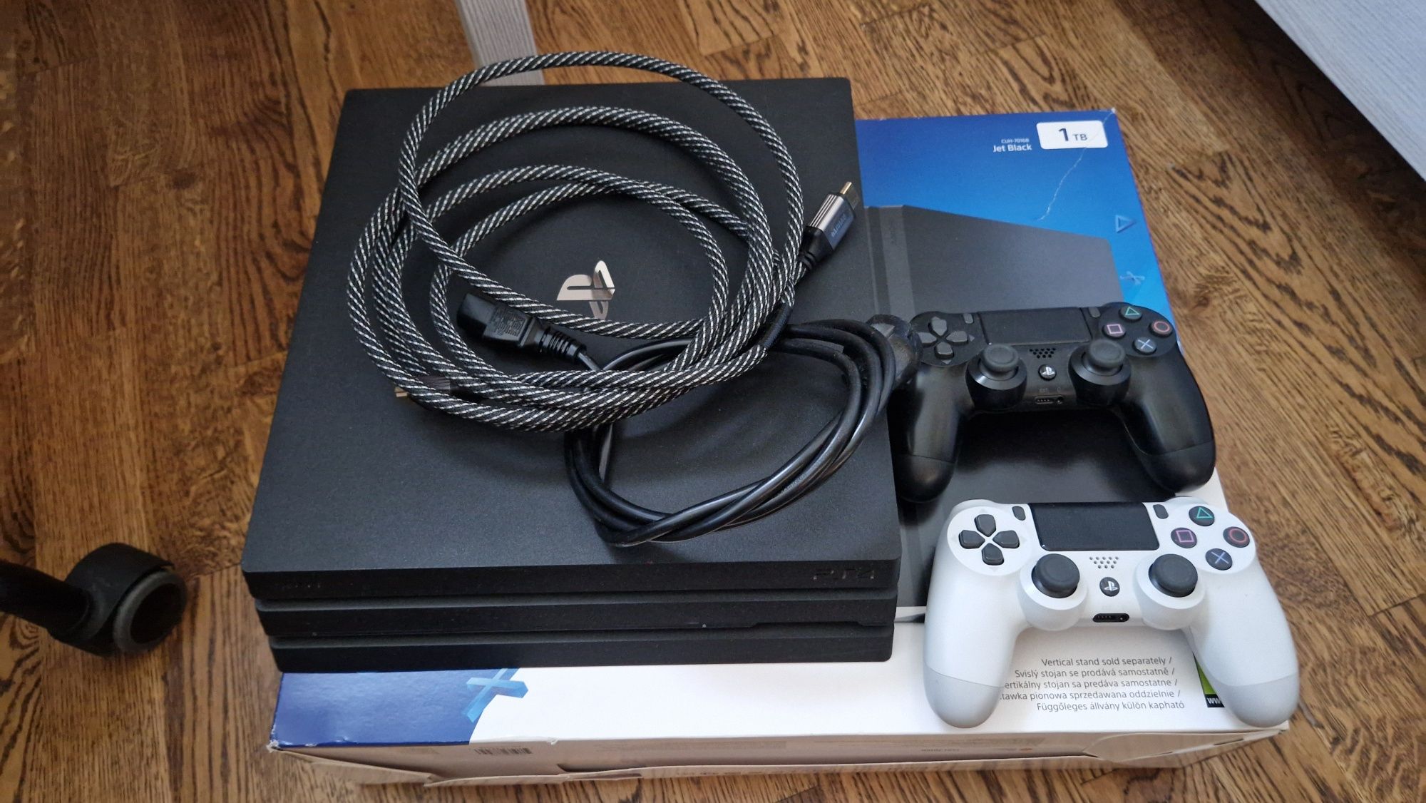 Ps4 Pro 1Tb + 2 joysticki