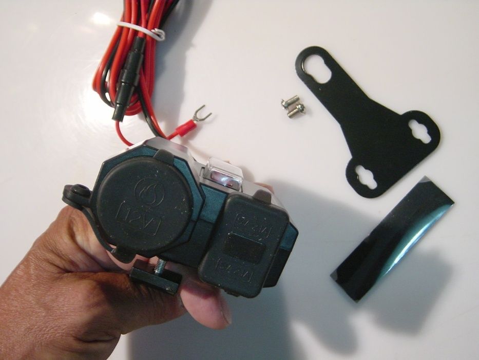 Carregador universal com voltímetro ficha de isqueiro e USB