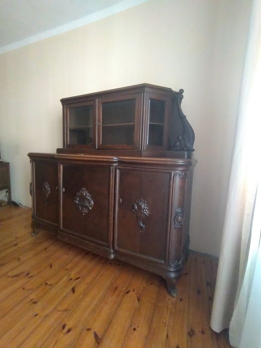 Zabytkowy kredens z kryształowymi szybkami