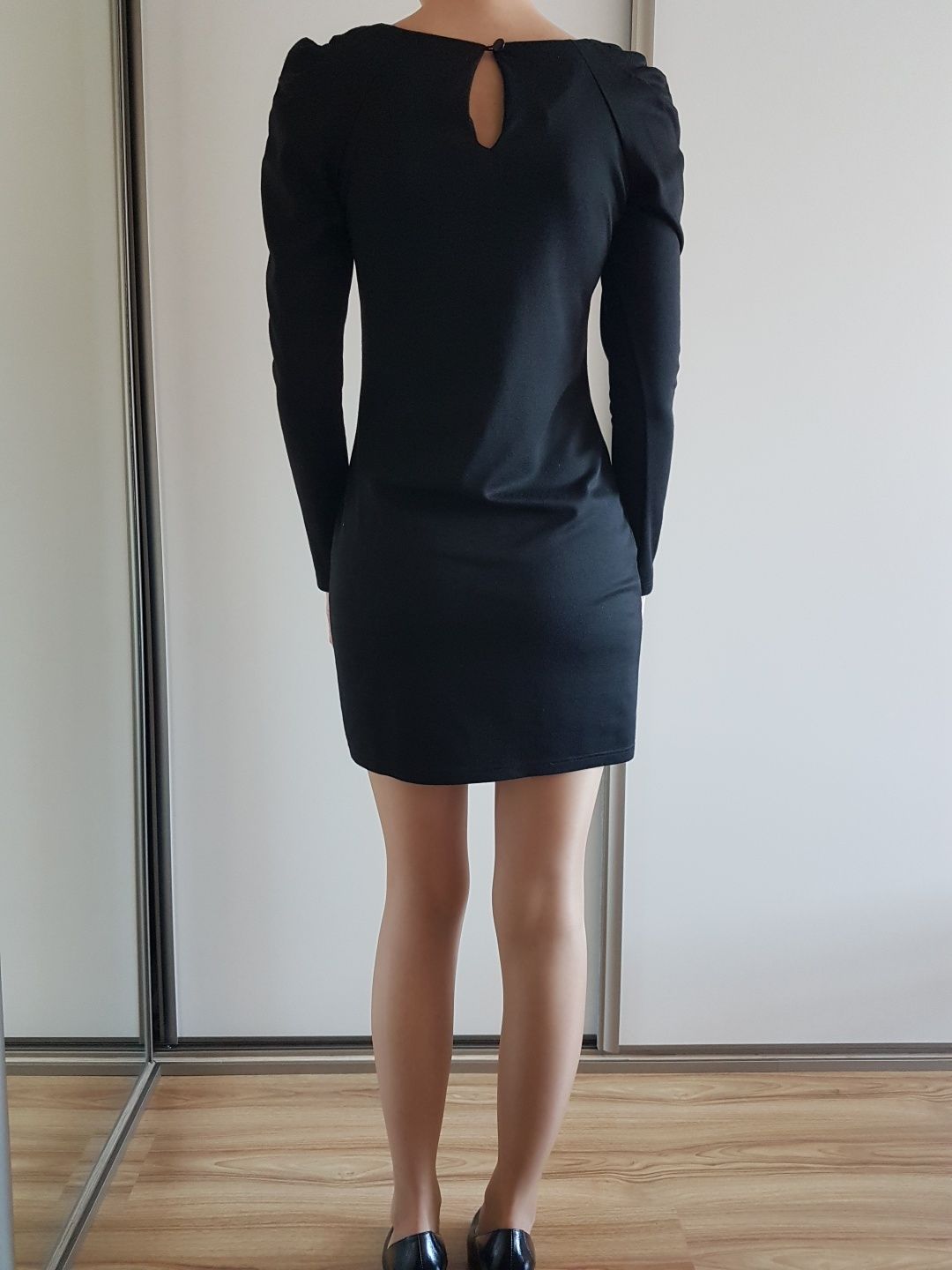 Czarna krótka sukienka.