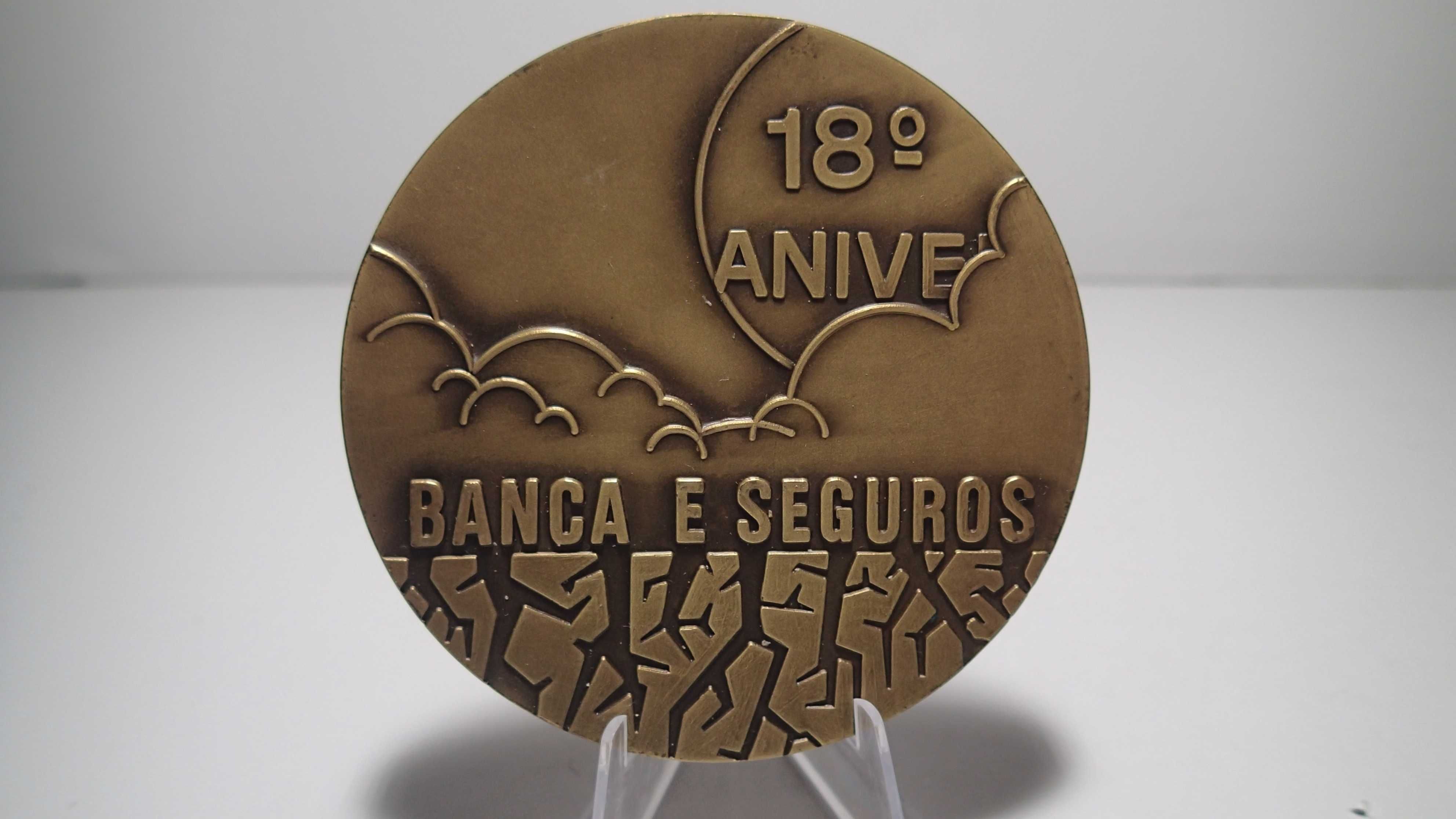 Medalhas de Bronze da comemoração da nacionalização da banca e seguros