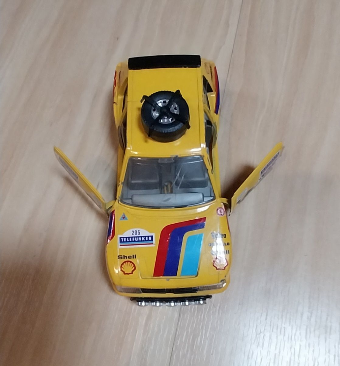 Miniatura Peugeot 205 Turdo 16 em escala 1/25