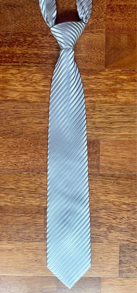Krawat w kolorze srebrnym prążkowany
