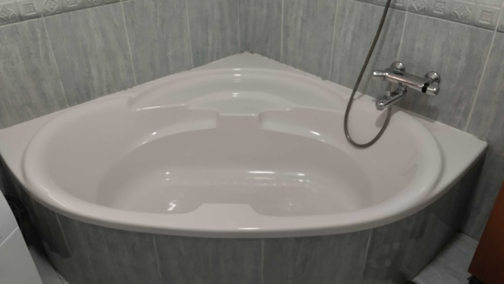 Banheira, sanita e bidé