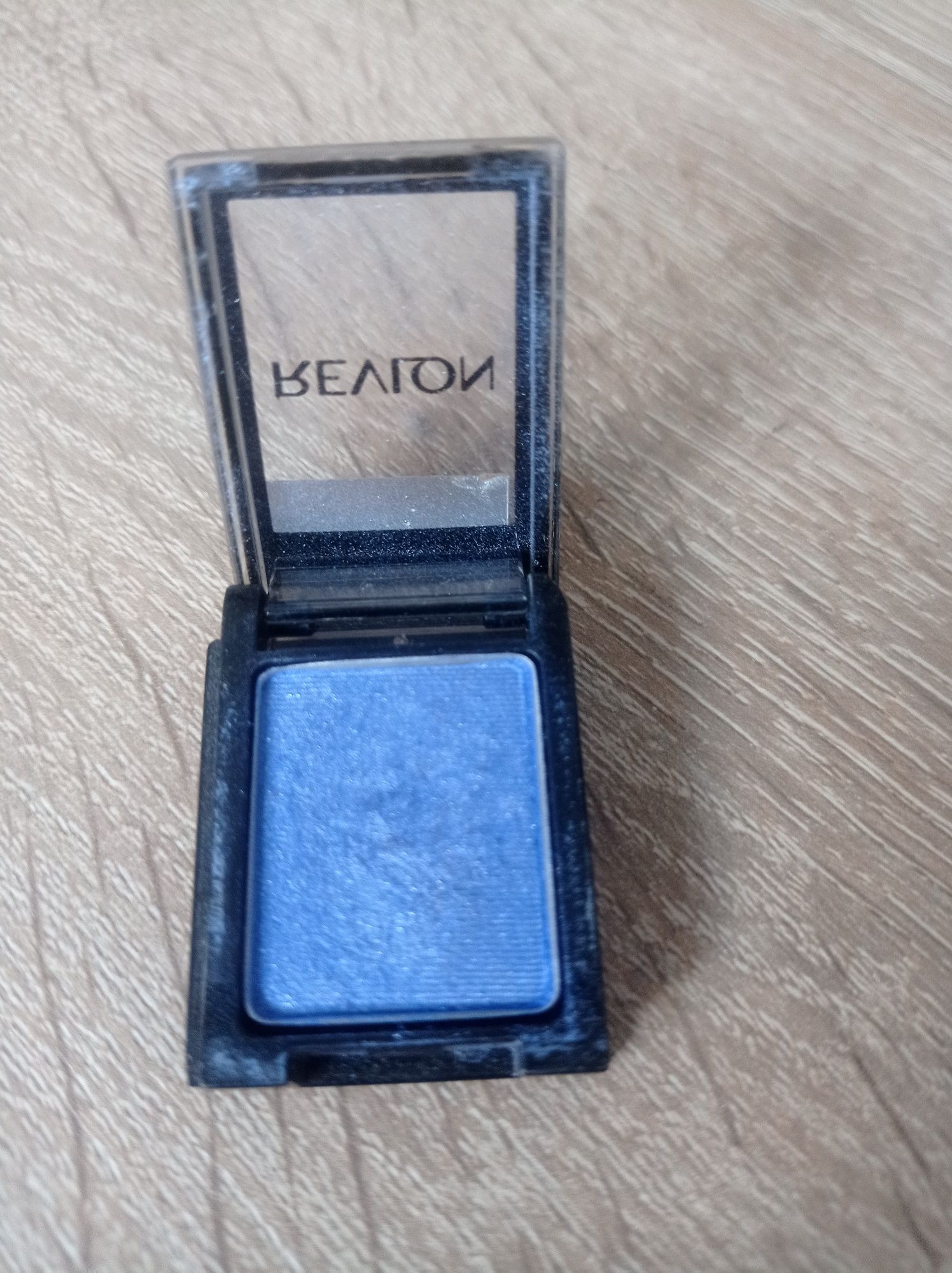 Cień Revlon niebieski