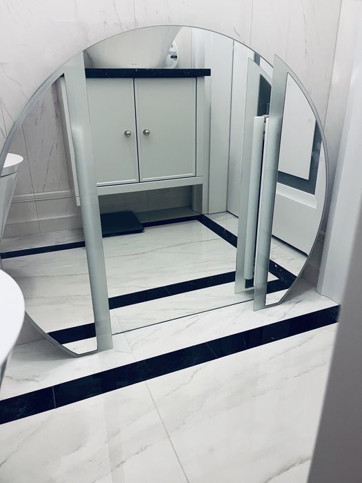 Lustro z oświetleniem do łazienki nad toaletkę