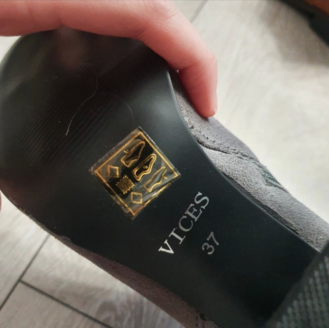 Szare długie kozaki buty na obcasie