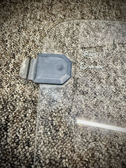 Tylne, uchylne szyby (plus uszczelki) Fiat 126p.