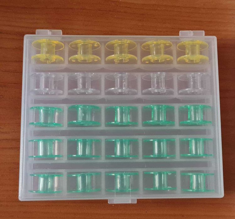 Pudełko ze szpulkami na nici