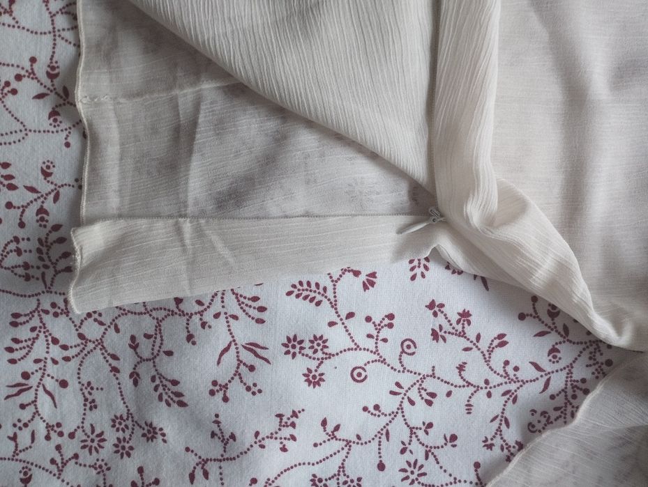 Blusa transparente com manga assimétrica