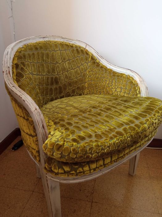 Cadeira "senhorinha", antiga e restaurada forrada a tecido verde.