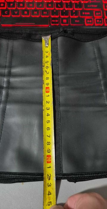 Czarny gorset na hawtkach