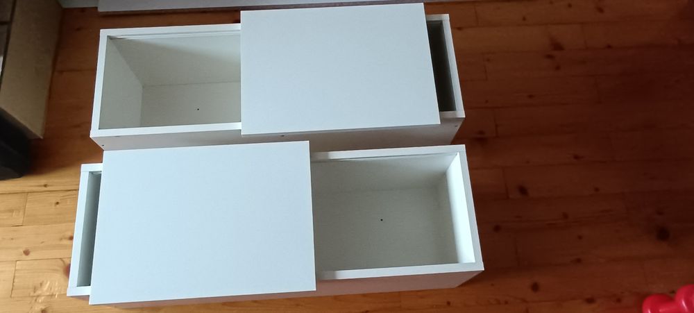 Ścienne szafki wiszące z przesuwnymi drzwiami Ikea