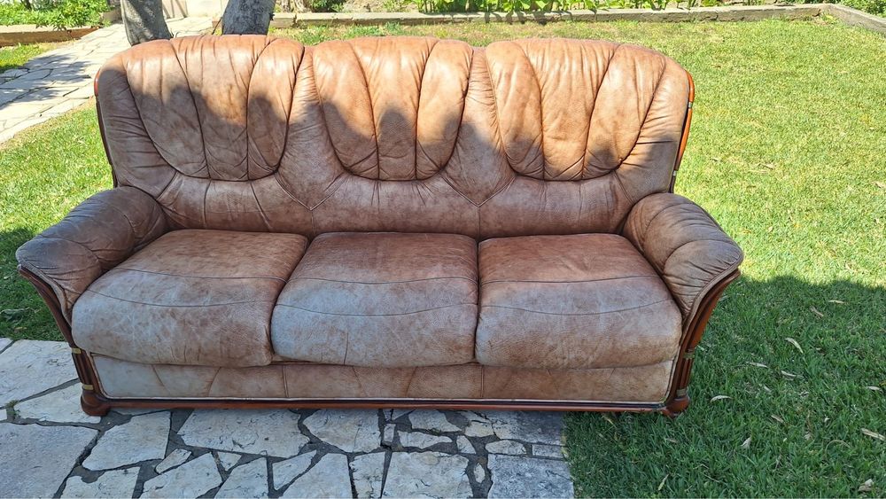 Sofá em pele castanha 3 lugares