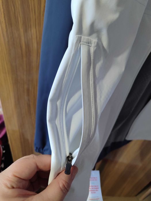 Вітровка  жіноча, спортивна. дуже  легка та якісна . Нова