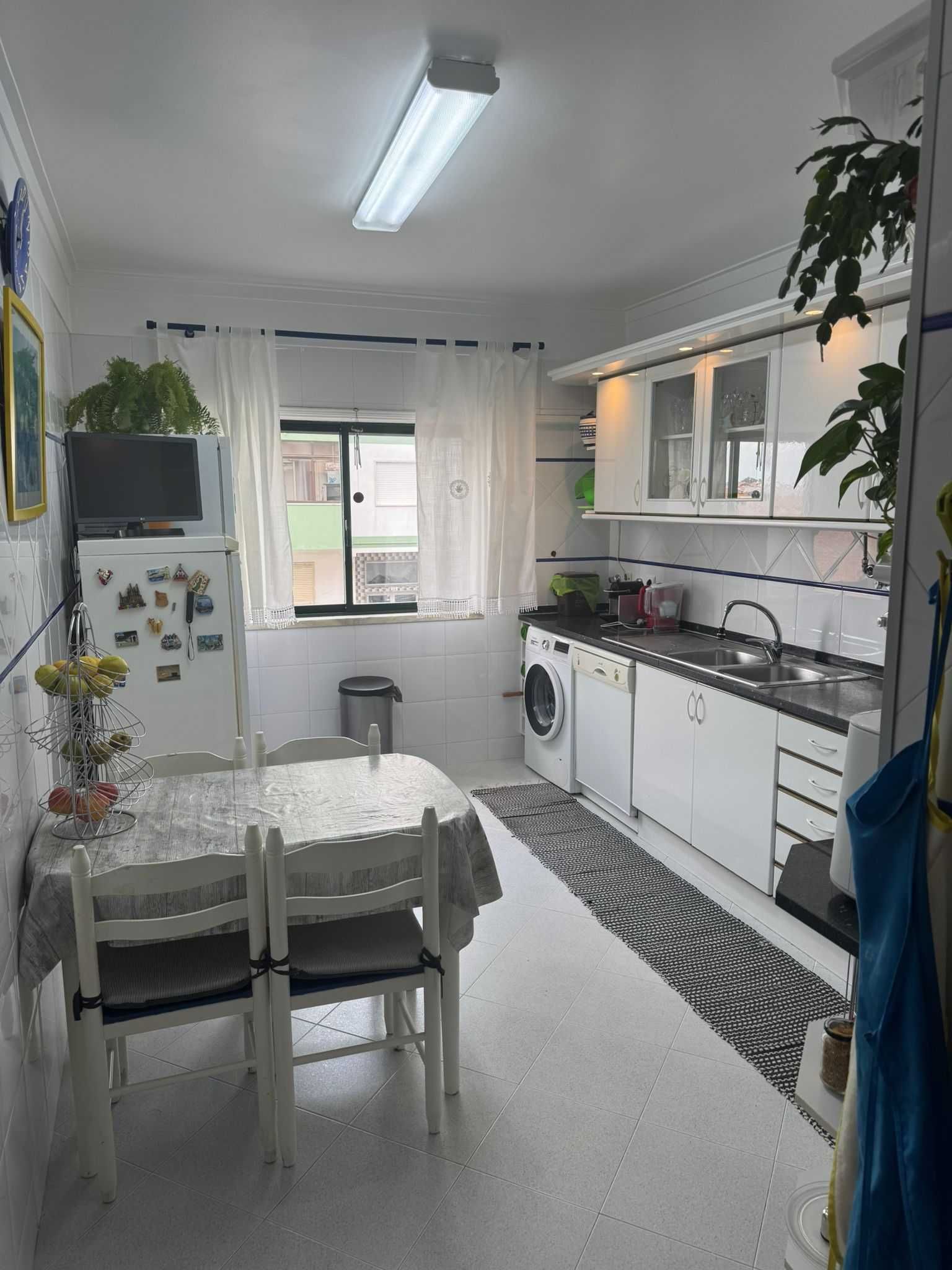Alugo quarto a jovem universitário/professor em Algueirão/Sintra