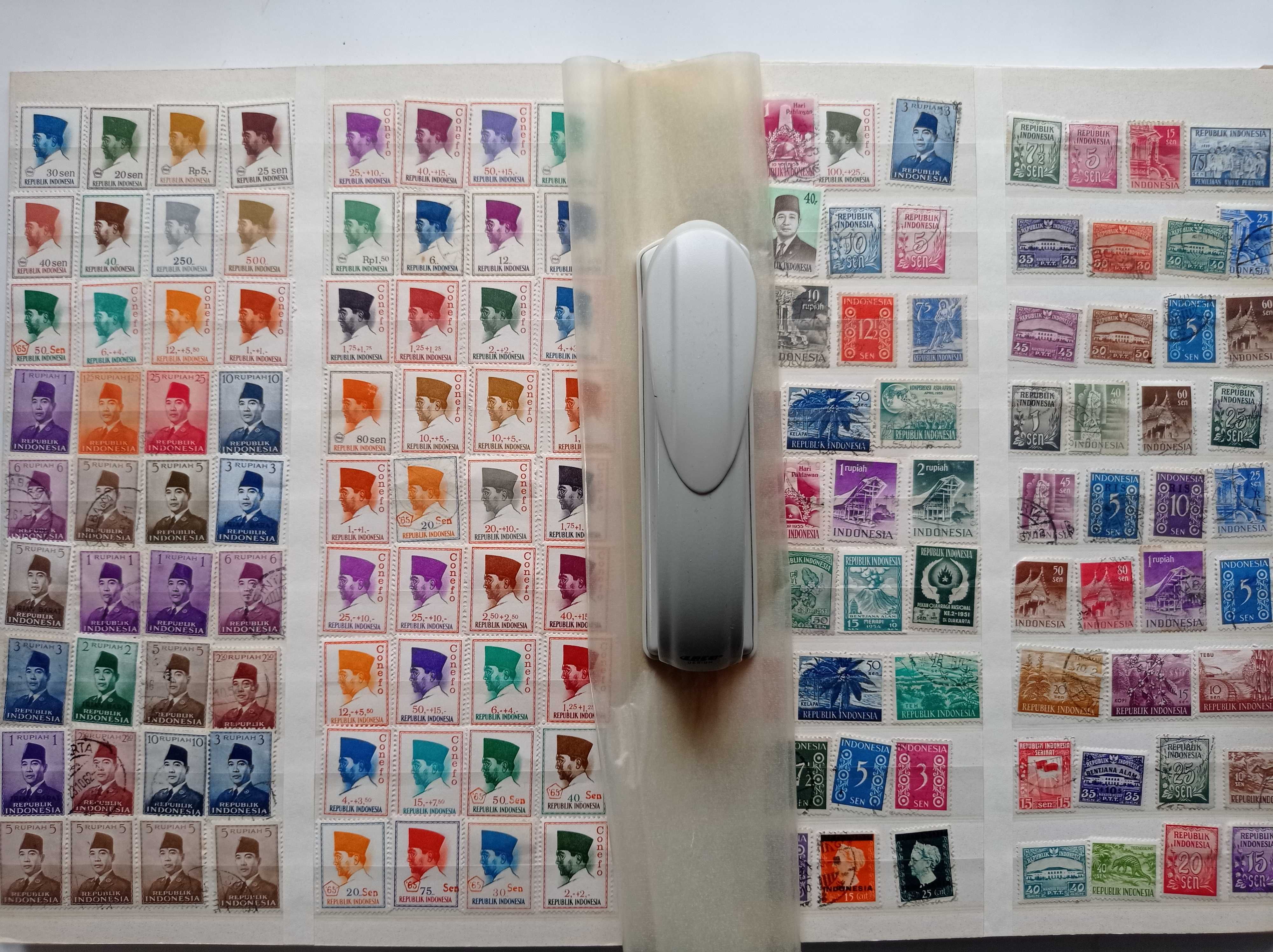 Znaczki pocztowe - Indonezja - 1295 sztuk - lata 1900-70 + klaser.