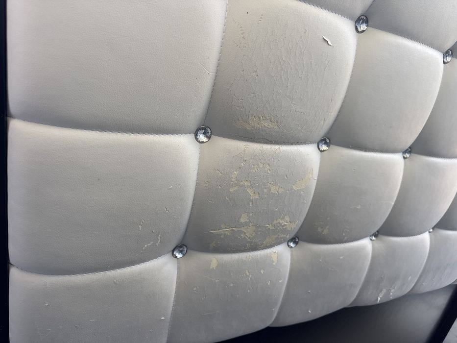 Cama com mesinhas de cabeceira