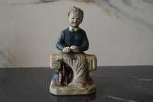 Krawcowa. Porcelanowa figurka.