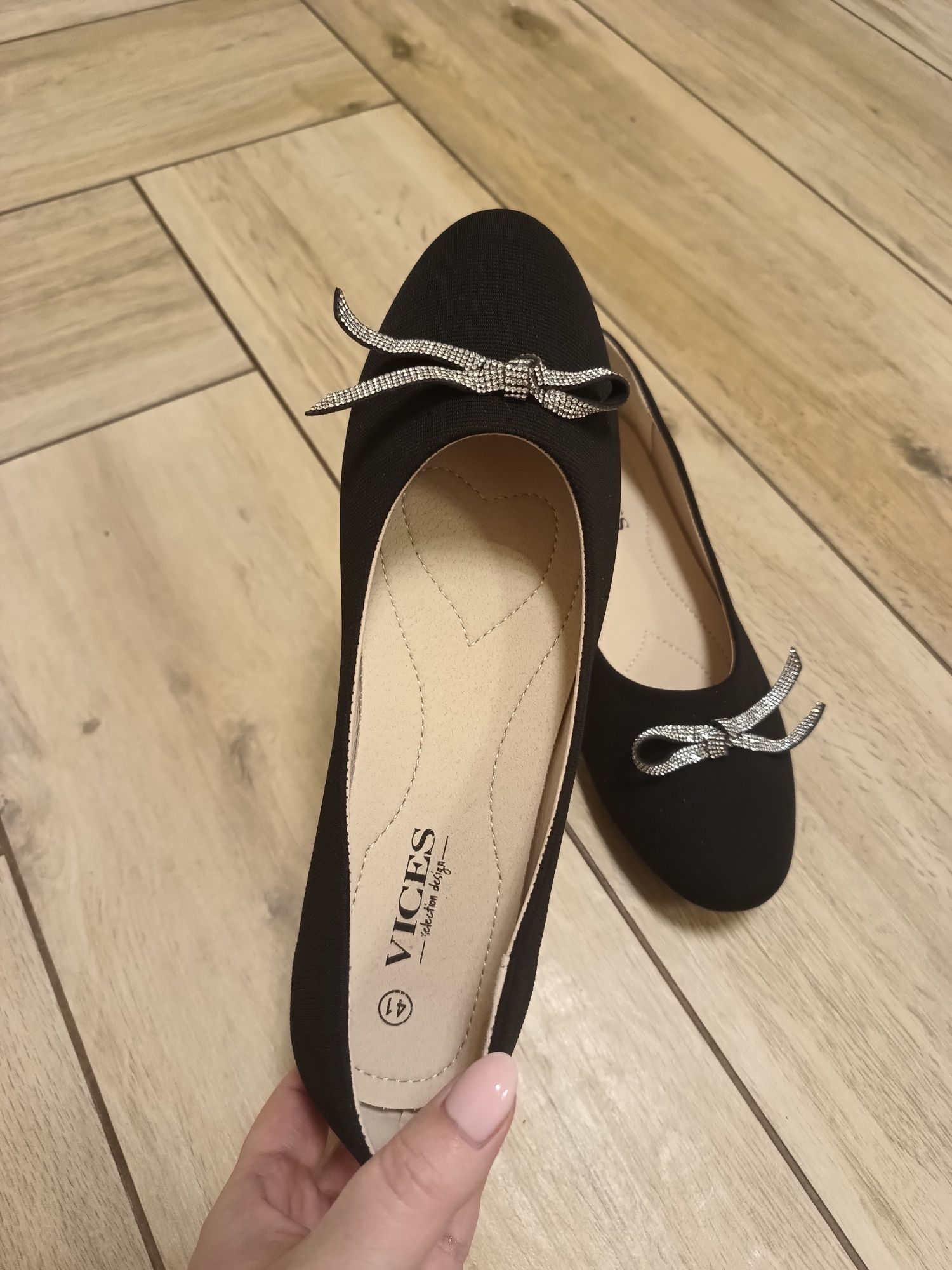 Nowe damskie czarne buty balerinki z ozdobnymi srebrnymi kokardkami 41
