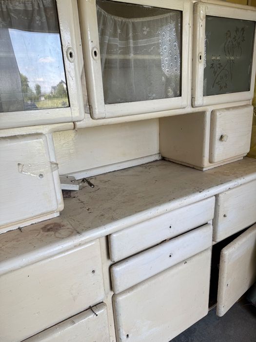 Stary kredens do renowacji