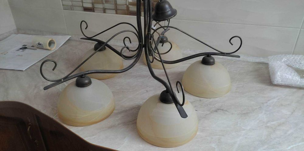 lampa do salonu pokoju gościnnego