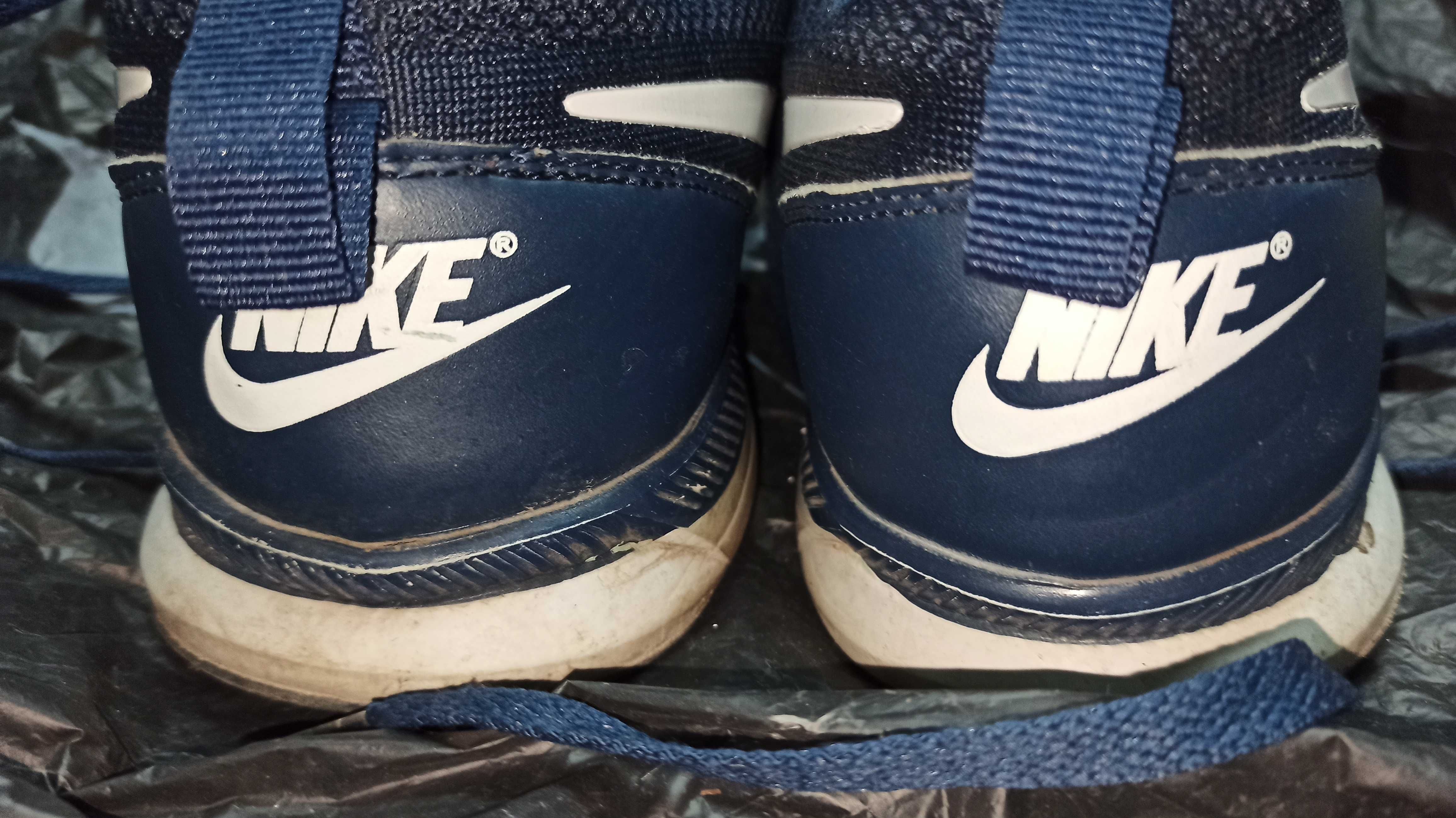 Кроссовки Nike в хорошем сосстоянии , большие .