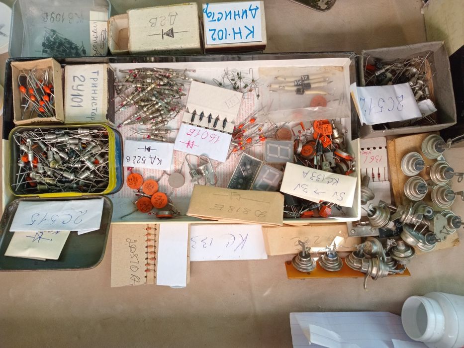 Діоди, тірістори, діністори, варікапи, стабілітрони, мости