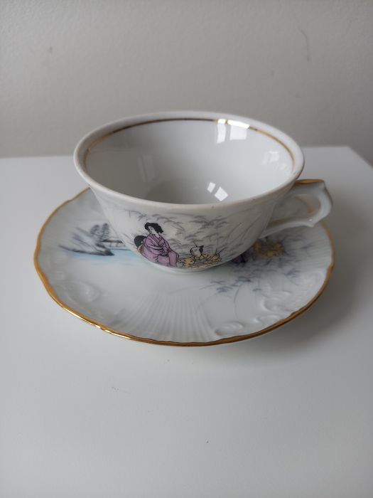 Pires e chavenas de café