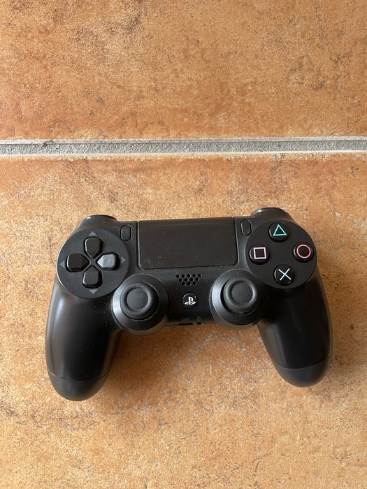 Playstation 4 1TB + Comando Preto PS4