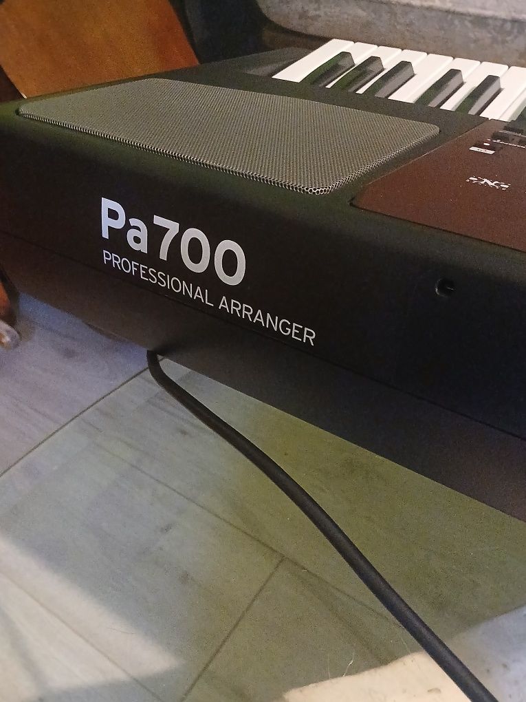 Sentyzator Korg PA 700