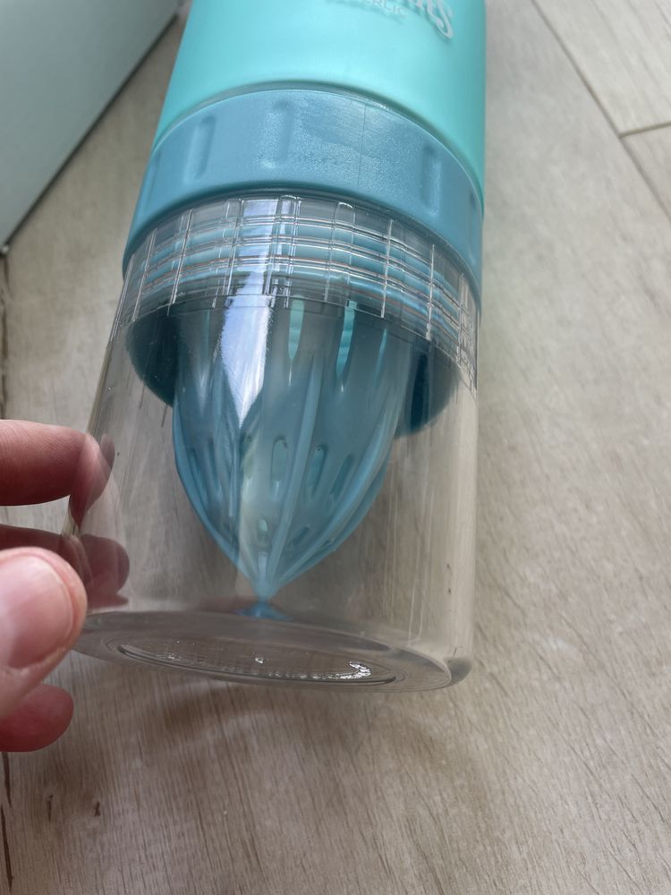 Пляшка для води с соковитискачем
