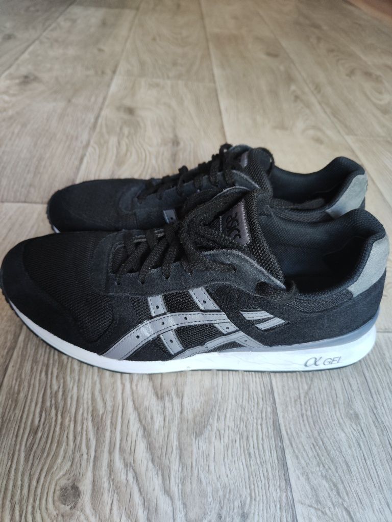 Продаються оригінальні чоловічі кросівки asics 43розмір