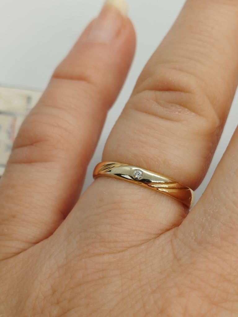 Золотое кольцо с бриллиантом 2.13 грамма 17 размер