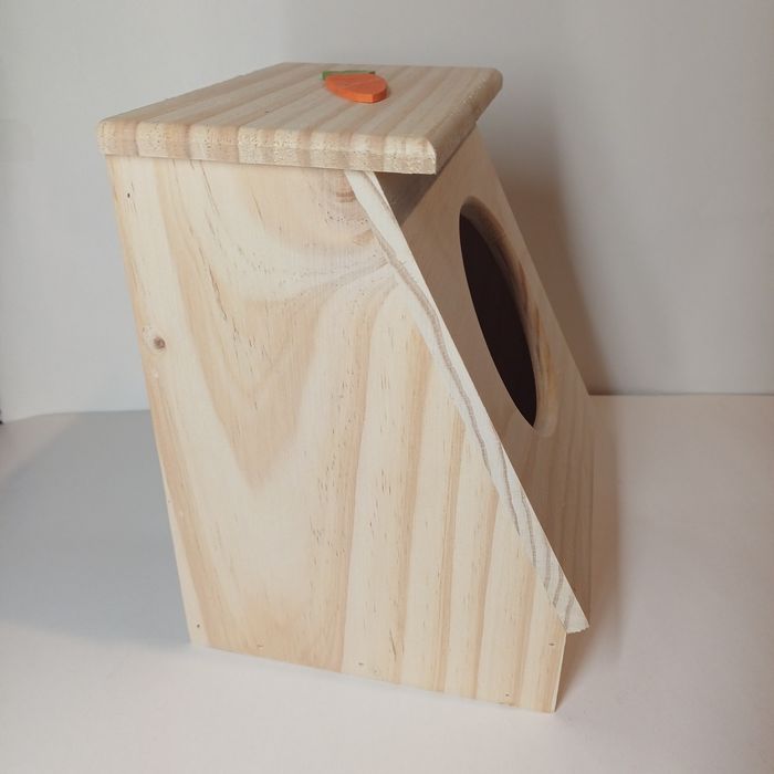 Drewniany dozownik siana dla królików