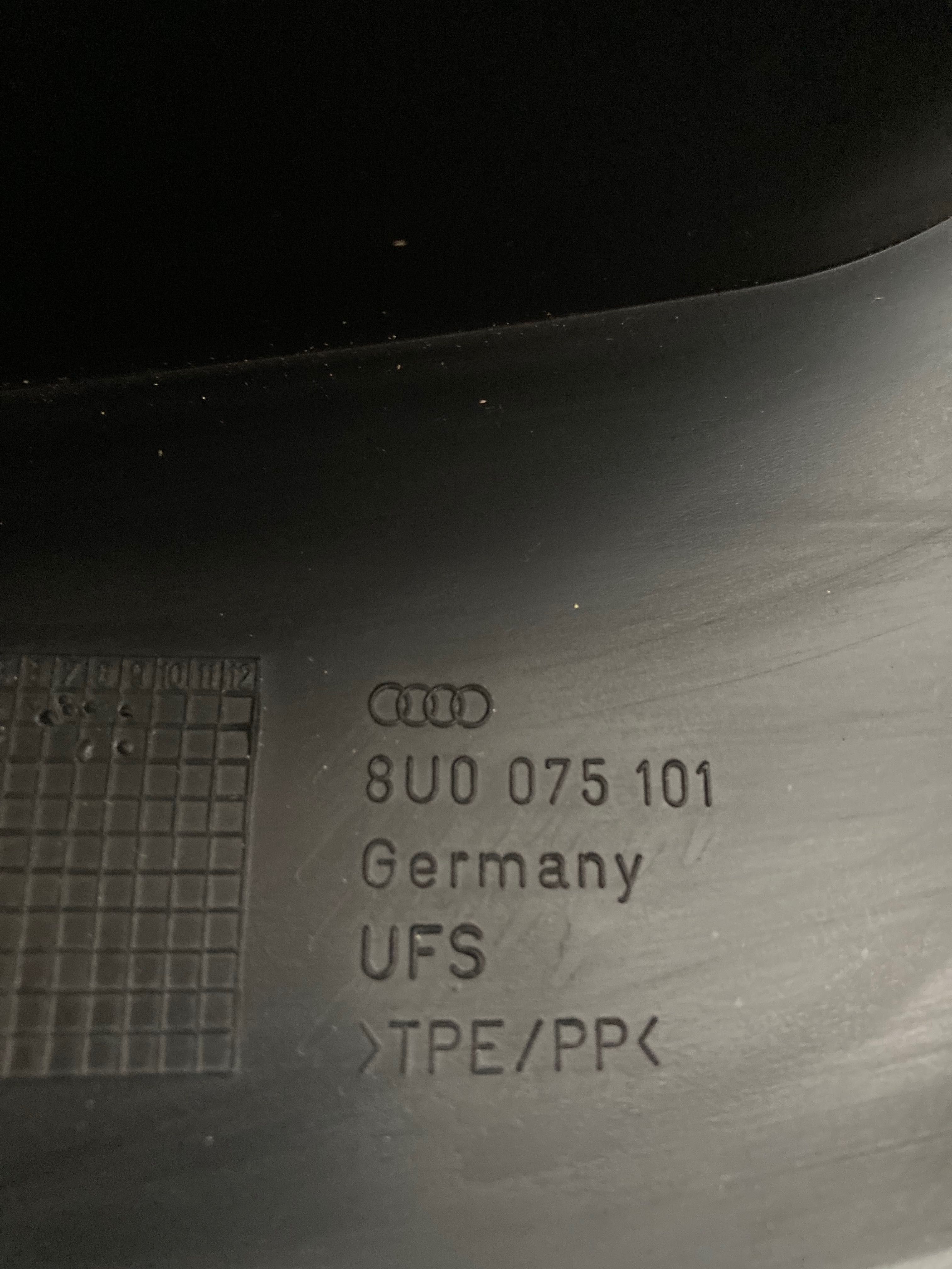 Бризговики оригінал Audi Q3 12-14 Дорестайл 8U0075111 8U0085101