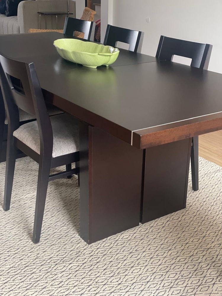 Mesa extensível com possibilidade de ficar com três medidas diferentes